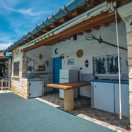 Avec Piscine Et Studio, Sejour Convivial ! Sabran