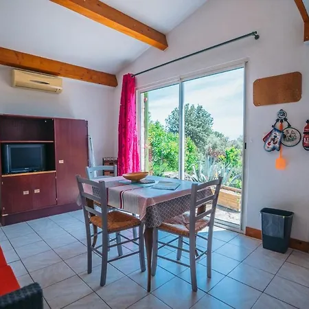 Avec Piscine Et Studio, Sejour Convivial !