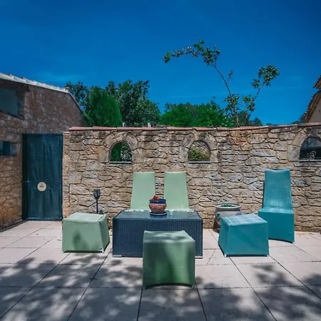 Semesterbostad Avec Piscine Et Studio, Sejour Convivial ! Sabran