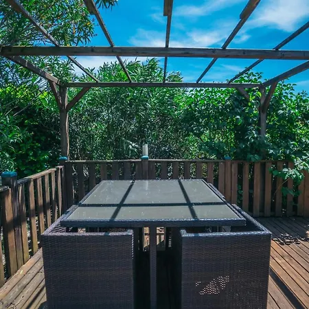 Avec Piscine Et Studio, Sejour Convivial ! Sabran