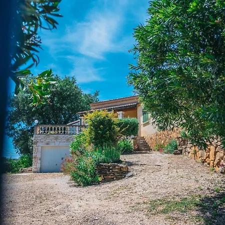 Avec Piscine Et Studio, Sejour Convivial !